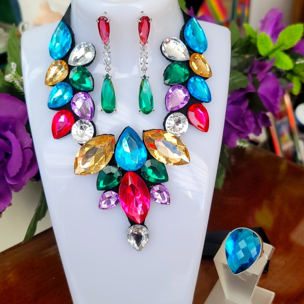 (NWT) Multi-Colored Necklace Set